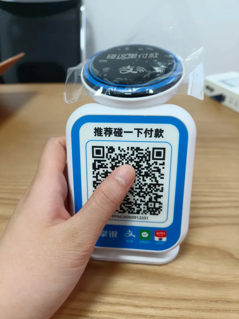 Figura 4: terminal vertical con código QR y receptor de pago por aproximación de Alipay