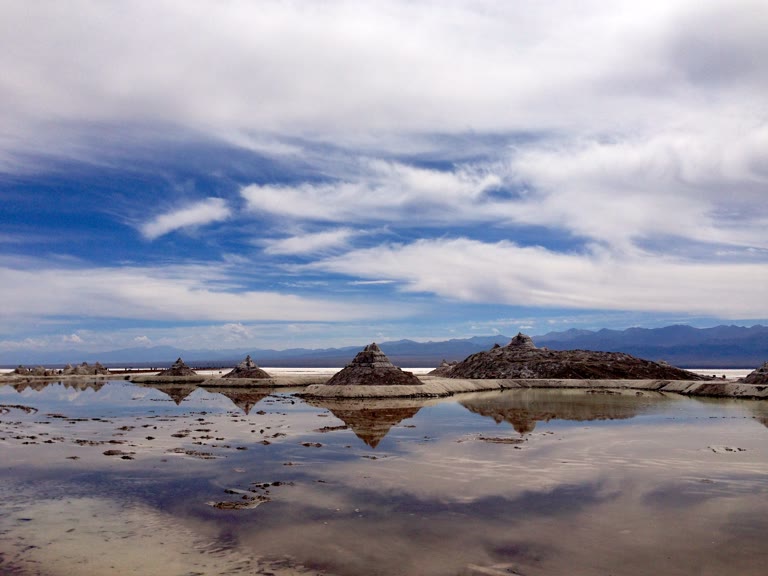 El Lago Salado de Chaka en Qinghai refleja las nubes y las montañas lejanas