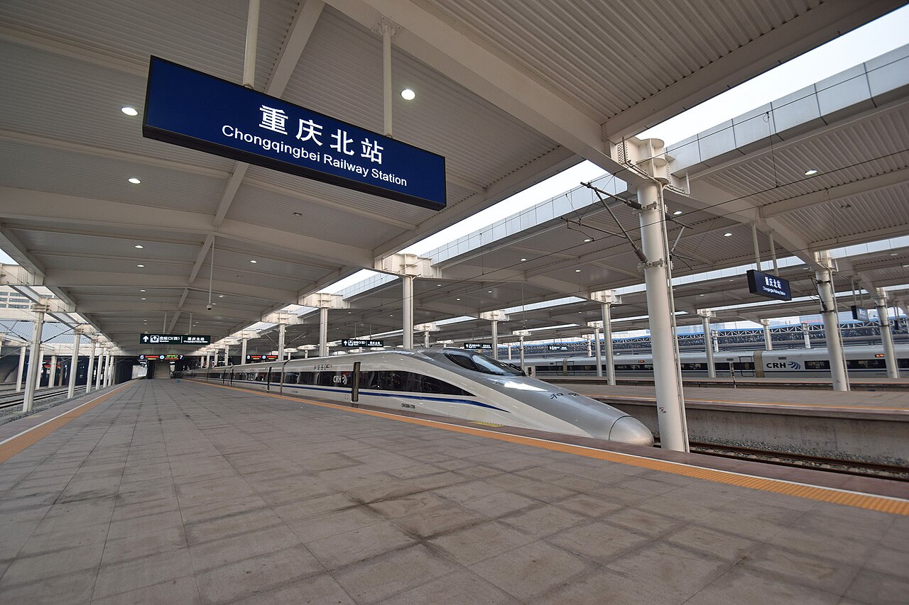 Tren de alta velocidad CRH380A en la estación Chongqing Norte