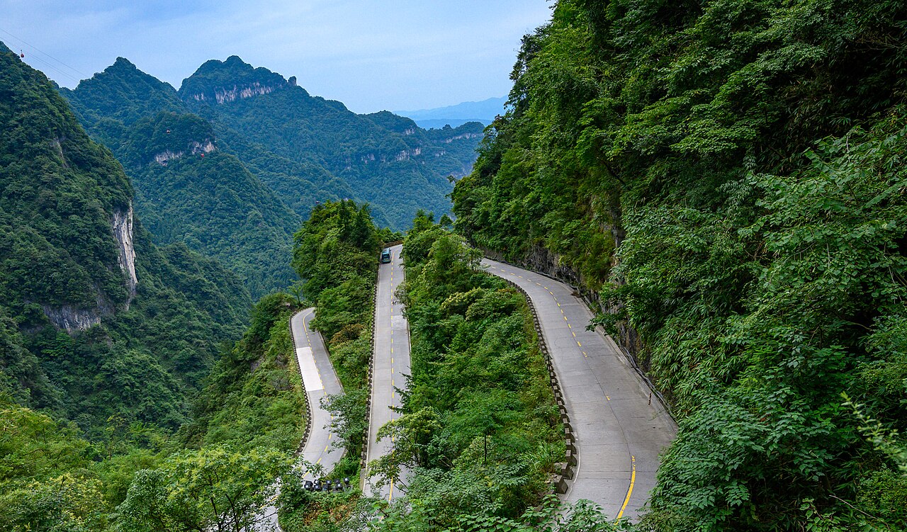 Carretera sinuosa bajo la montaña Tianmen en Zhangjiajie