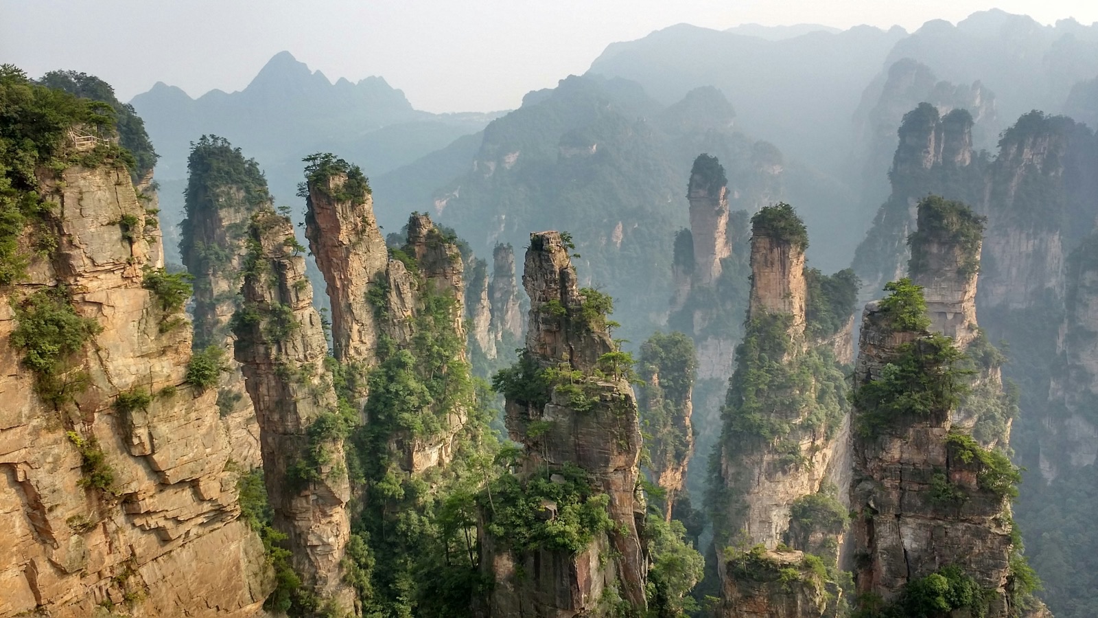 Pilares de arenisca de Zhangjiajie entre la niebla de montaña